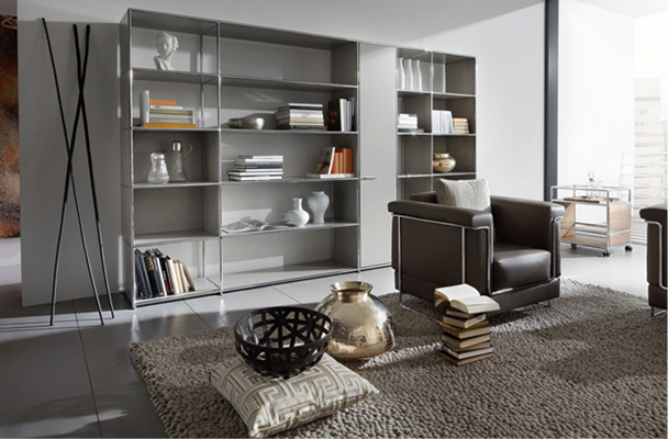 Moderne Inneneinrichtung, mit Bücherregal Sessel und verschiedensten Möbeln.